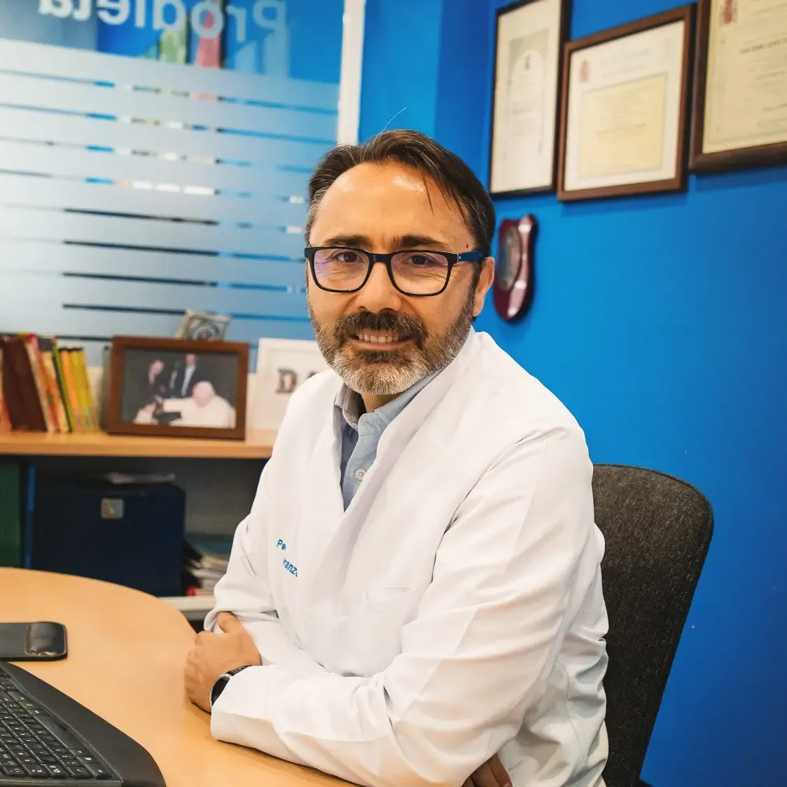 Pedro Toranzos, dietista-nutricionista y farmacéutico, en su consulta